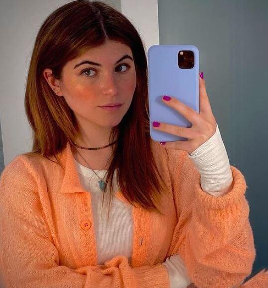 Isabella Rose Giannulli taking a mirror selfie.